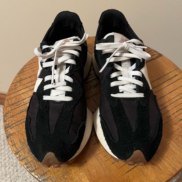 New Balance Retro 327 Black and White Athletic Shoes - 8 - Picture 6 of 12